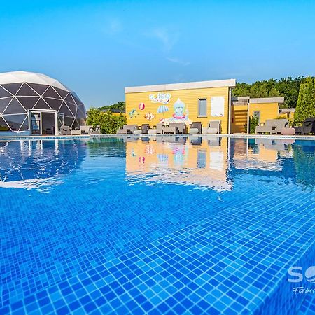 Soleo Family Resort - Domki 3 Min Od Morza - 3 Baseny, 4 Jacuzzi, Sauna, Animacje, Malpi Gaj, 3 Sale Zabaw, 4 Place Zabaw, 2 Restauracje Rewal Kültér fotó