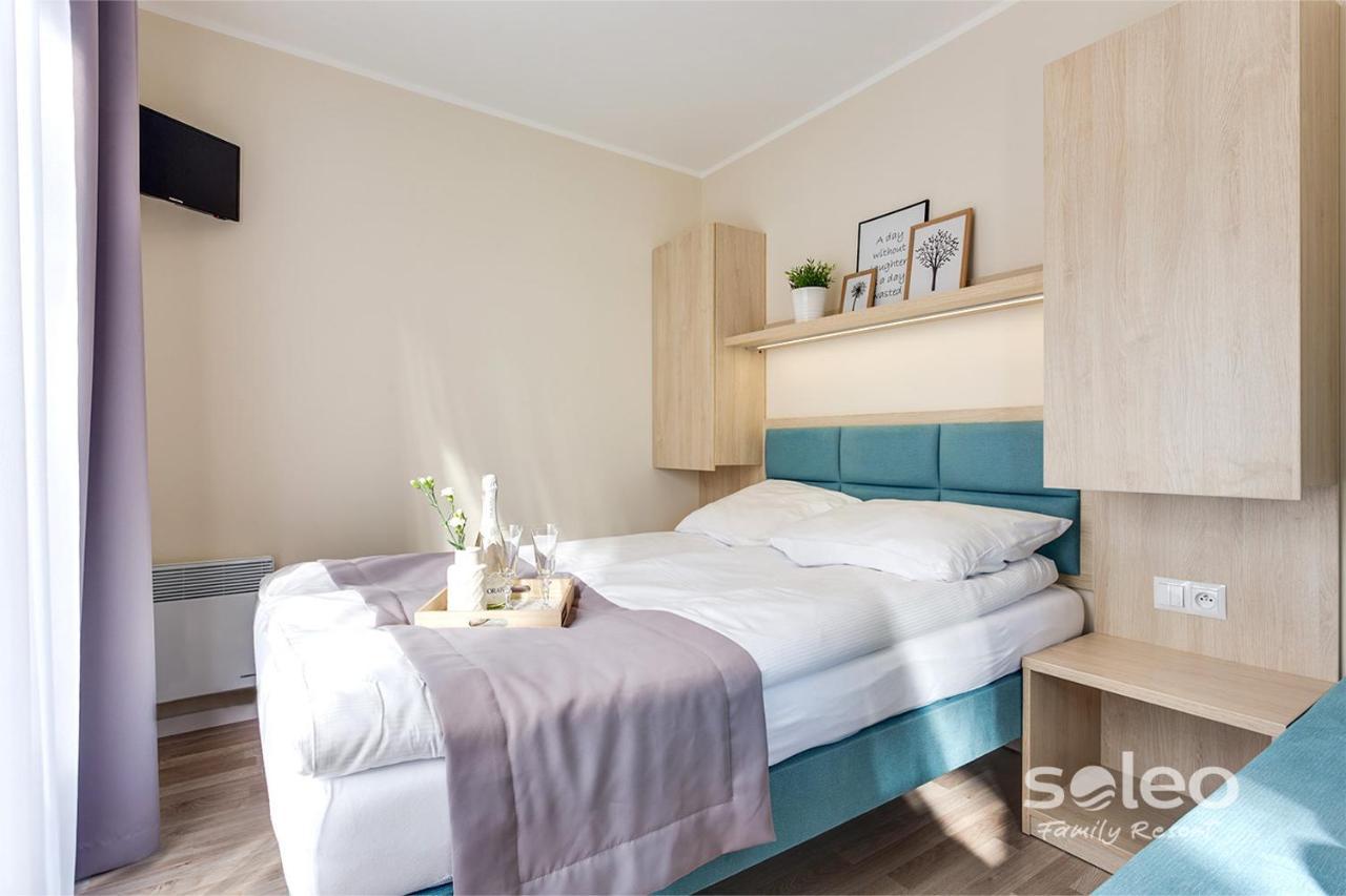 Soleo Family Resort - Domki 3 Min Od Morza - 3 Baseny, 4 Jacuzzi, Sauna, Animacje, Malpi Gaj, 3 Sale Zabaw, 4 Place Zabaw, 2 Restauracje Rewal Kültér fotó