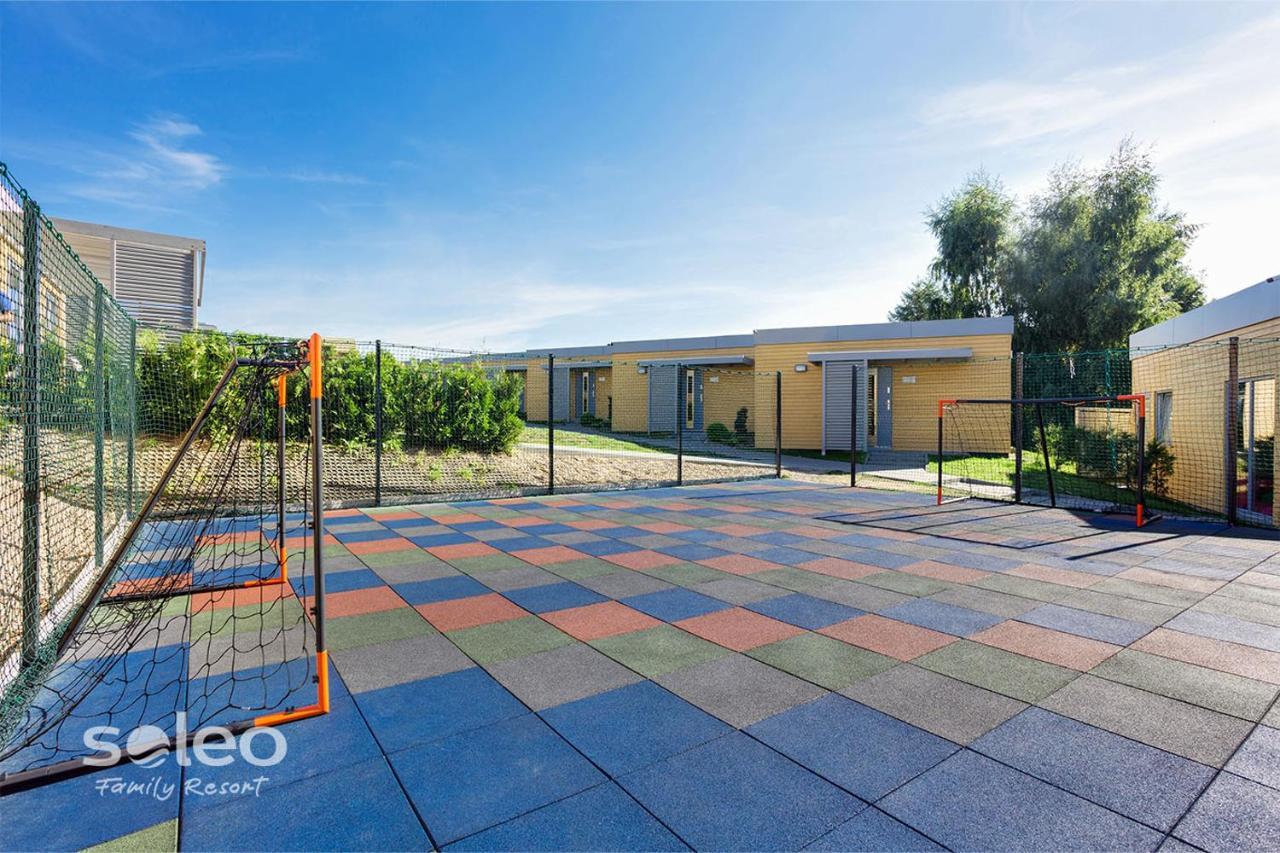 Soleo Family Resort - Domki 3 Min Od Morza - 3 Baseny, 4 Jacuzzi, Sauna, Animacje, Malpi Gaj, 3 Sale Zabaw, 4 Place Zabaw, 2 Restauracje Rewal Kültér fotó