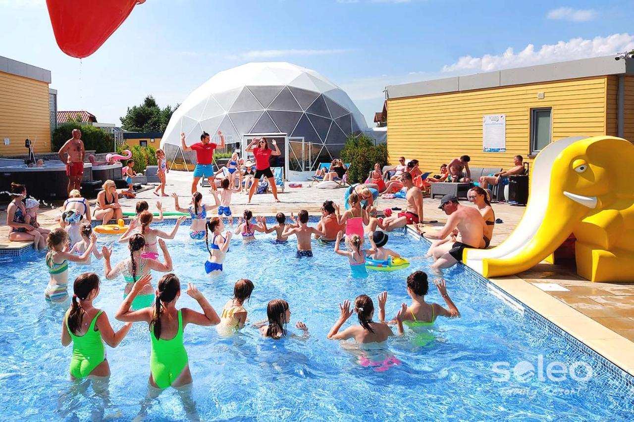Soleo Family Resort - Domki 3 Min Od Morza - 3 Baseny, 4 Jacuzzi, Sauna, Animacje, Malpi Gaj, 3 Sale Zabaw, 4 Place Zabaw, 2 Restauracje Rewal Kültér fotó