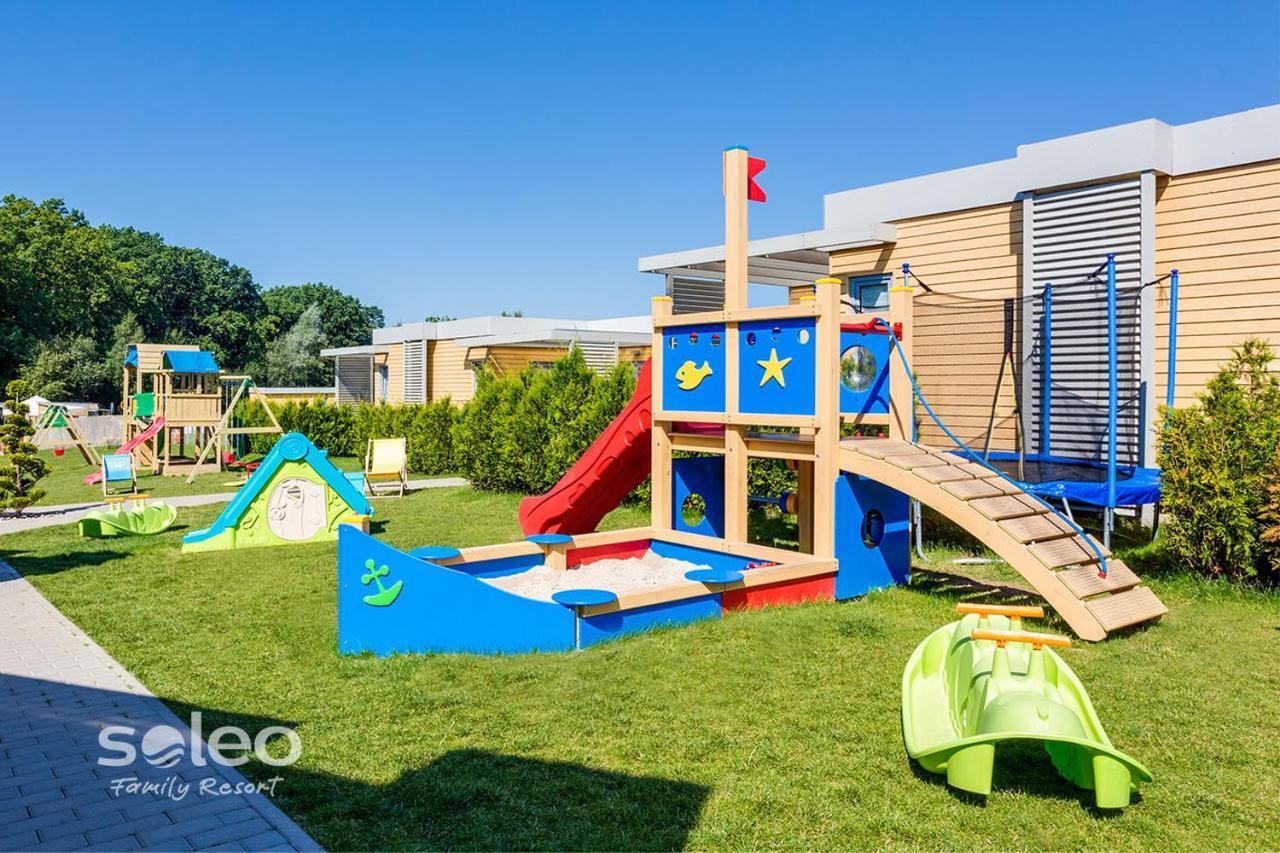 Soleo Family Resort - Domki 3 Min Od Morza - 3 Baseny, 4 Jacuzzi, Sauna, Animacje, Malpi Gaj, 3 Sale Zabaw, 4 Place Zabaw, 2 Restauracje Rewal Kültér fotó