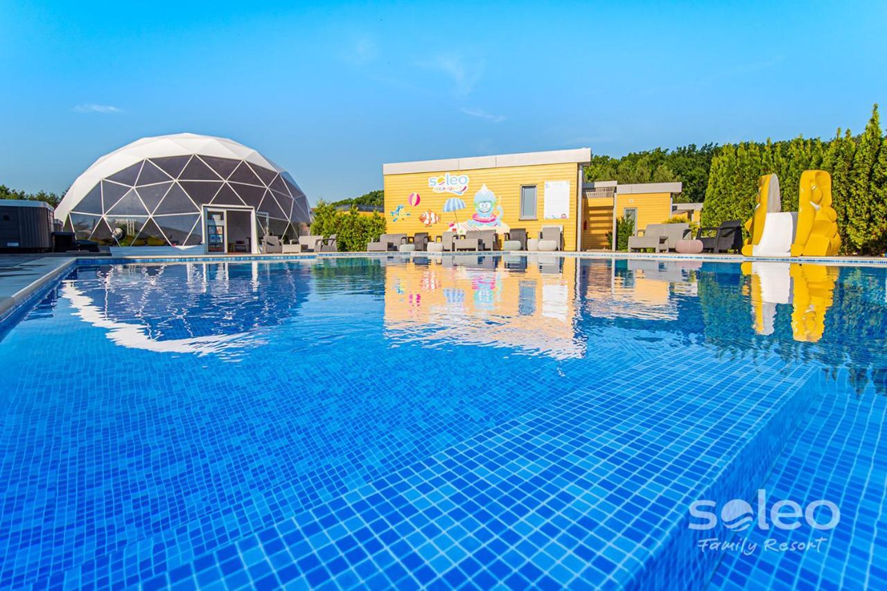 Soleo Family Resort - Domki 3 Min Od Morza - 3 Baseny, 4 Jacuzzi, Sauna, Animacje, Malpi Gaj, 3 Sale Zabaw, 4 Place Zabaw, 2 Restauracje Rewal Kültér fotó