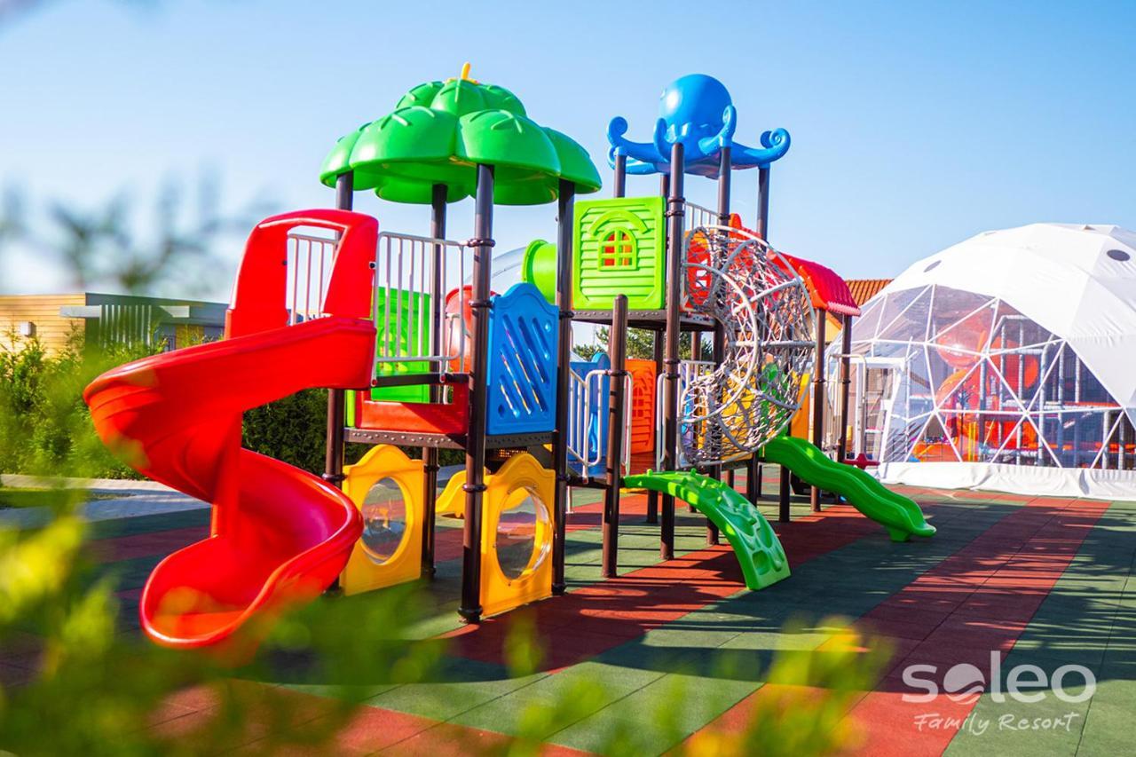 Soleo Family Resort - Domki 3 Min Od Morza - 3 Baseny, 4 Jacuzzi, Sauna, Animacje, Malpi Gaj, 3 Sale Zabaw, 4 Place Zabaw, 2 Restauracje Rewal Kültér fotó
