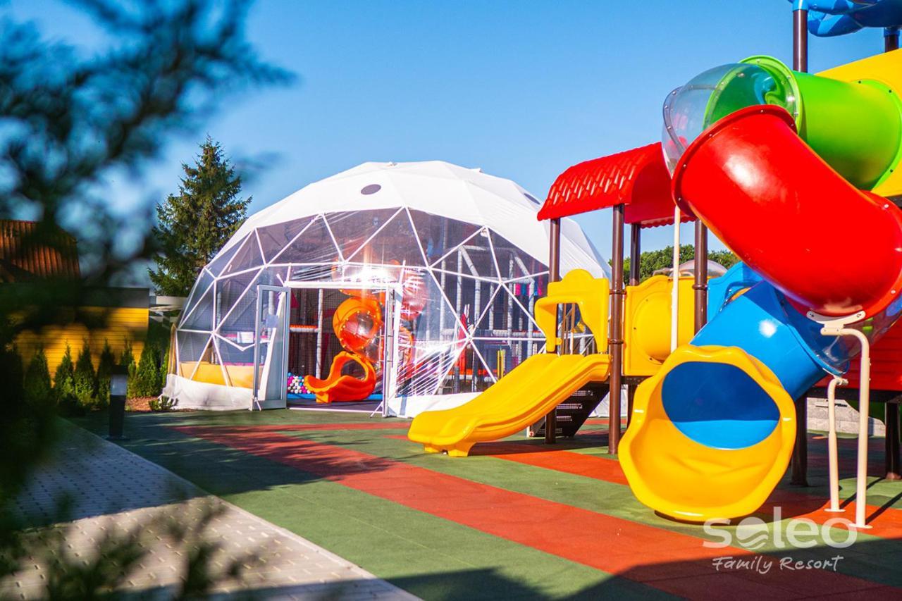 Soleo Family Resort - Domki 3 Min Od Morza - 3 Baseny, 4 Jacuzzi, Sauna, Animacje, Malpi Gaj, 3 Sale Zabaw, 4 Place Zabaw, 2 Restauracje Rewal Kültér fotó