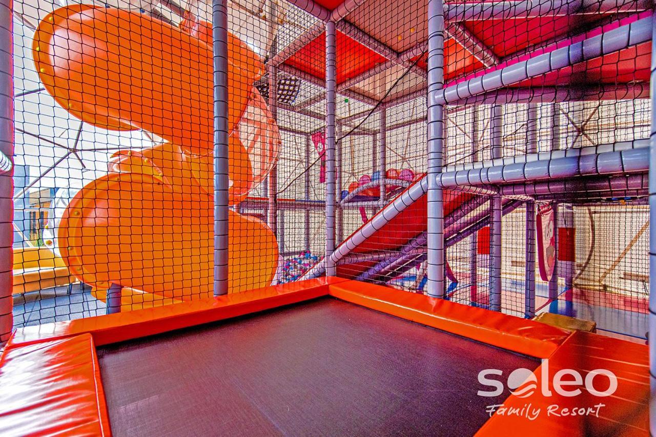 Soleo Family Resort - Domki 3 Min Od Morza - 3 Baseny, 4 Jacuzzi, Sauna, Animacje, Malpi Gaj, 3 Sale Zabaw, 4 Place Zabaw, 2 Restauracje Rewal Kültér fotó