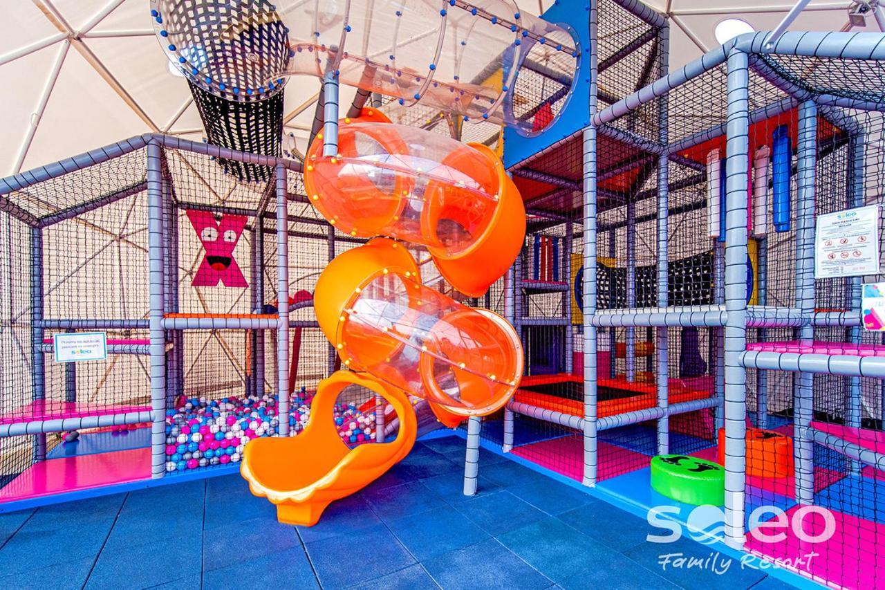 Soleo Family Resort - Domki 3 Min Od Morza - 3 Baseny, 4 Jacuzzi, Sauna, Animacje, Malpi Gaj, 3 Sale Zabaw, 4 Place Zabaw, 2 Restauracje Rewal Kültér fotó